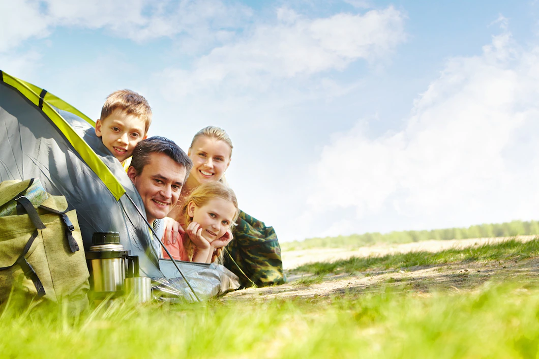 frohe-familie-campingplatz-im-park_1098-1846